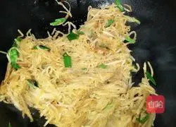 Illustration of how to stir-fry shredded radish with garlic sprouts 11