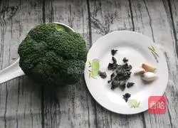 Illustration of how to mix broccoli with black fungus 1