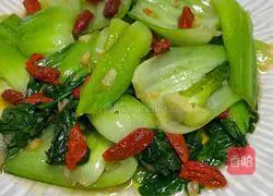Illustration of how to stir-fry Shanghai greens with wolfberry 10