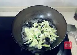 Illustration of how to make stir-fried black fungus with cauliflower 8