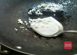 Illustration of how to stir-fry celery and lily 3