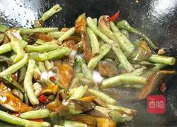 Illustration of how to make eggplant and braised beans 11