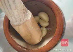 Illustration of how to make sesame sauce and cucumber mixed with fried dough sticks 5