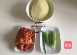 Illustration of how to make spicy cabbage and fried potato slices 1