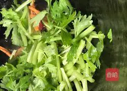 Illustration of how to stir-fry three shredded silkworms 6