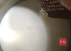  Illustration of how to mix ginger with milk 4