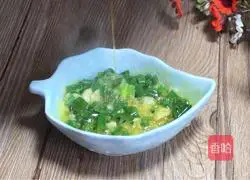 Illustration of how to make wolfberry mixed with baby cabbage 5