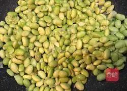 Illustration of how to stir-fry edamame with green pepper 5