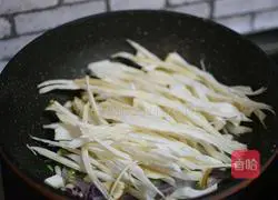 Illustration of how to make shredded king oyster mushrooms in oyster sauce 5