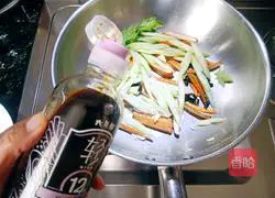 Illustration of how to stir-fry celery and dry it 6
