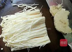 Illustration of how to steam enoki mushrooms with chopped pepper 1