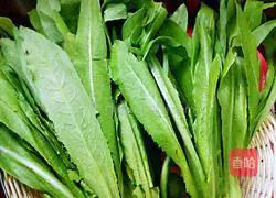 Illustration of how to make stir-fried lettuce 1