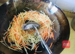 Illustration of how to make vinegar-coated potato and carrot shreds 4