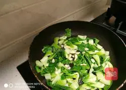 Illustration of how to stir-fry Shanghai greens with garlic 4