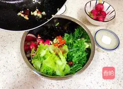 Illustration of how to make shrimps mixed with vegetables 10