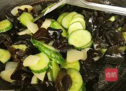 Illustration of how to stir-fry fungus with potatoes and cucumbers 9