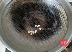 Illustration of how to make fried white jade mushrooms 4