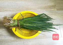 Illustration of how to make green onions mixed with tofu 1