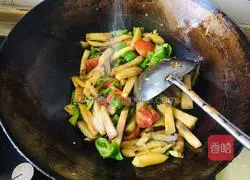 Illustration of how to stir-fry eggplant with green peppers and tomatoes 6