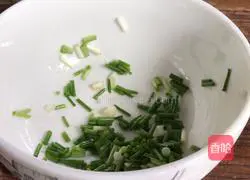 Illustration of how to make chopped pepper mixed with radish sprouts 2