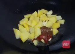 Illustration of braised potatoes in sauce 5