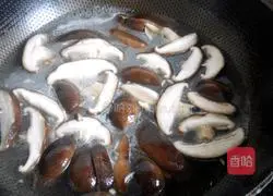 Illustration of how to stir-fry mushrooms and rapeseed 5