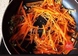Illustration of how to stir-fry mung bean sprouts with shredded carrots 6