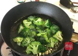 Illustration of how to make broccoli in oyster sauce 2