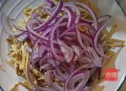 Illustration of how to make cold onion and tofu skin 2