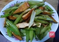 Illustration of how to make fried celery and dried celery 4