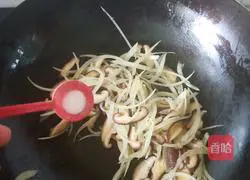 Illustration of how to stir-fry onions with mushrooms 5
