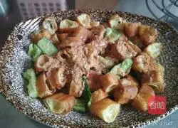 Illustration of how to make sesame sauce and cucumber mixed with fried dough sticks 10