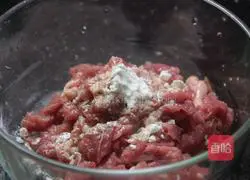 Illustration of how to make beef with coriander 3