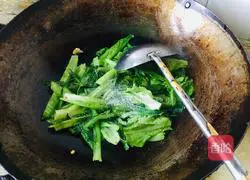 Illustration of how to make garlic lettuce 5