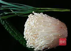 Illustration of how to make cucumber mixed with enoki mushrooms 1