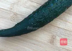 Illustration of how to make cold cucumber strips 1
