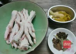 Illustration of how to make delicious pickled pepper chicken feet 1