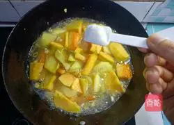 Illustration of how to make pumpkin stewed with potatoes 6