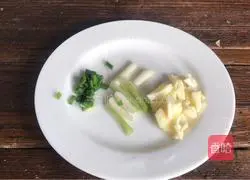 How to stir-fry lettuce with wolfberry Illustration 2