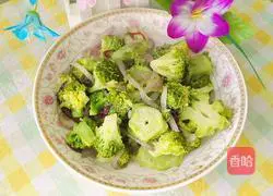 Illustration of how to make fried broccoli with onions 12 