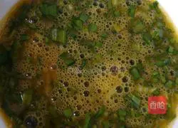 Illustration of how to make fried eggs with pickled vegetables 3