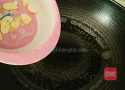 Illustration of how to stir-fry black leaves and whites 6