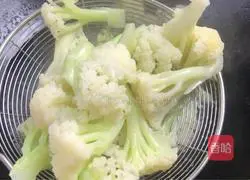 Illustration of how to cook cauliflower with tomatoes 6