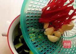 Illustration of how to make pickled cucumbers 13