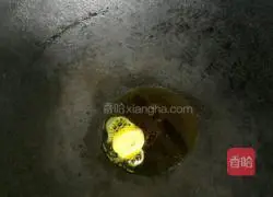 Illustration of how to make stir-fried chrysanthemum 2