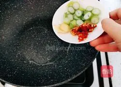 Illustration of how to make fried zucchini with chopped pepper 2