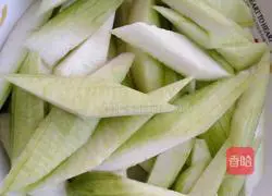 Illustration of how to make sweet and sour garlic loofah 1