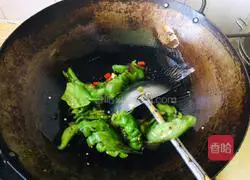 Illustration of how to make fried beef with green pepper and black bean sauce 6