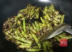 Illustration of how to make stir-fried green beans 6