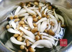 Illustration of how to stir-fry broccoli and mushrooms 2